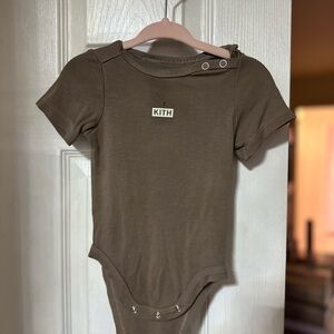 Kith Kids Bodysuit in Olive Brown
